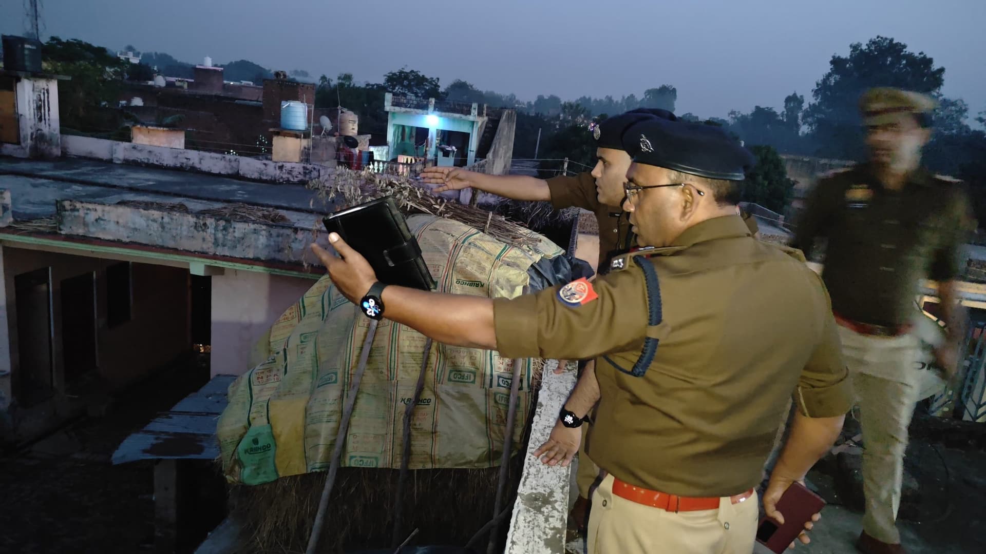 Bijnor News: बिजनौर में डकैती के बाद बदमाशों ने महिला से किया गैंगरेप, सिगरेट से दागकर दी यातनाएं, करीबी पर शक Bijnor News: बिजनौर में डकैती के बाद बदमाशों ने महिला से किया गैंगरेप, सिगरेट से दागकर दी यातनाएं, करीबी पर शक