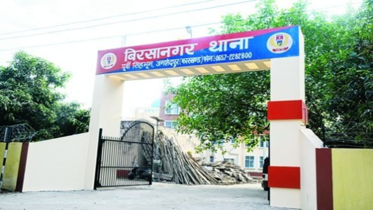 जमशेदपुर के बिरसानगर में नशे की हालत में घूमते मिली मानगो की महिला, पार्टी में शामिल हुई थी महिला जमशेदपुर के बिरसानगर में नशे की हालत में घूमते मिली मानगो की महिला, पार्टी में शामिल हुई थी महिला