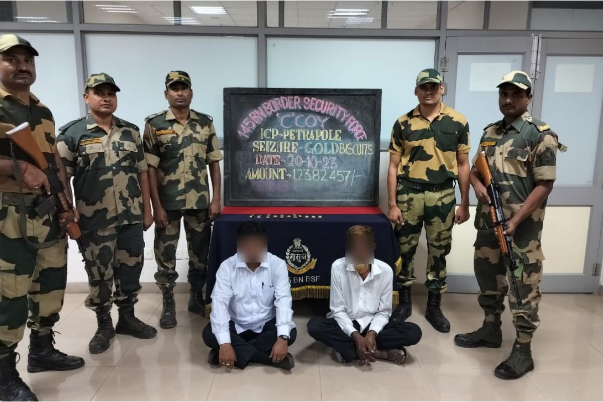 बीएसएफ ने दो बांग्लादेशी तस्करों को 1.24 करोड़ रुपये के सोने के साथ किया गिरफ्तार