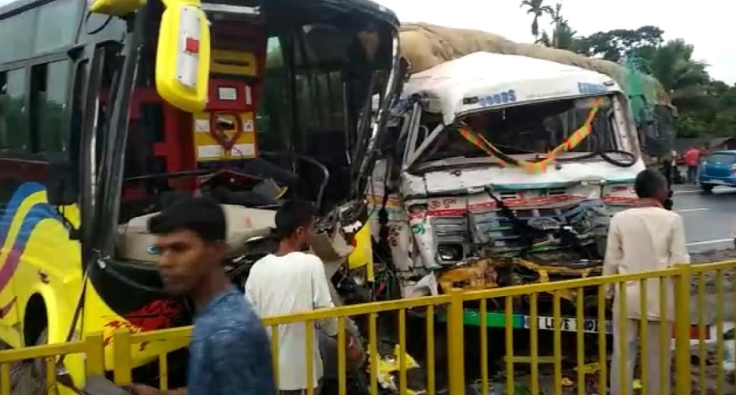 West Bengal News: पोल से टकराकर हवा में उड़ा बोलेरो पिकअप वैन, 9 श्रमिकों की मौत, बस-ट्रक की टक्कर में 23 घायल West Bengal News: पोल से टकराकर हवा में उड़ा बोलेरो पिकअप वैन, 9 श्रमिकों की मौत, बस-ट्रक की टक्कर में 23 घायल