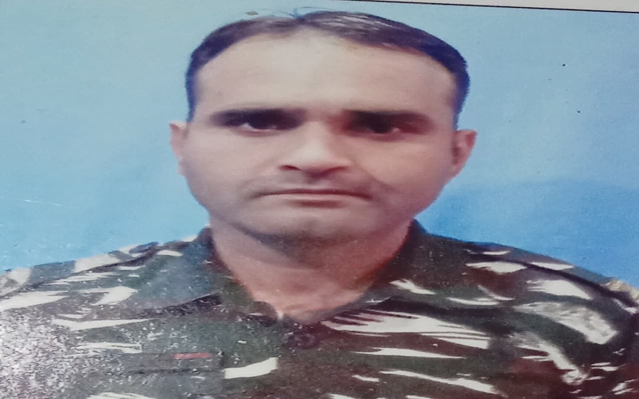 Jharkhand News: CRPF जवान अमित सिंह ने कैंप में की फायरिंग, फिर अपनी ही इंसास राइफल से मार ली गोली Jharkhand News: CRPF जवान अमित सिंह ने कैंप में की फायरिंग, फिर अपनी ही इंसास राइफल से मार ली गोली