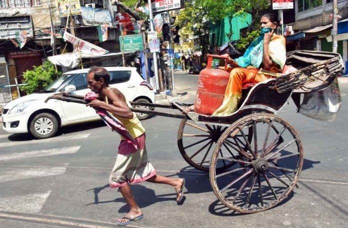 लॉकडाउन और ‘अम्फान’ से तबाह कोलकाता के रिक्शाचालक का दर्द कहा, “गरीबों के पास तो ज्वर भी नहीं फटकता… वे भूख से मरते हैं”
