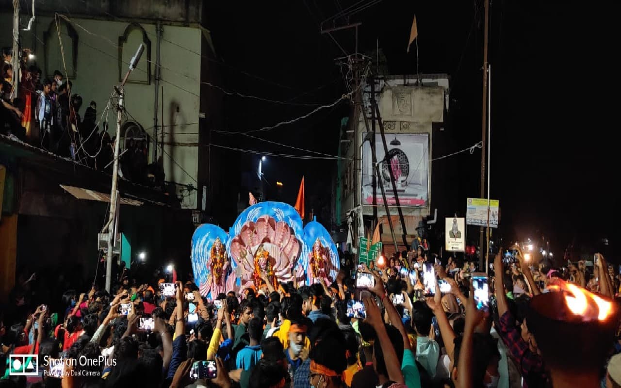 Durga Puja 2022: चक्रधरपुर में 1857 से हो रही दुर्गा पूजा, पूजन से विसर्जन तक दिखती है इतिहास की झलक Durga Puja 2022: चक्रधरपुर में 1857 से हो रही दुर्गा पूजा, पूजन से विसर्जन तक दिखती है इतिहास की झलक