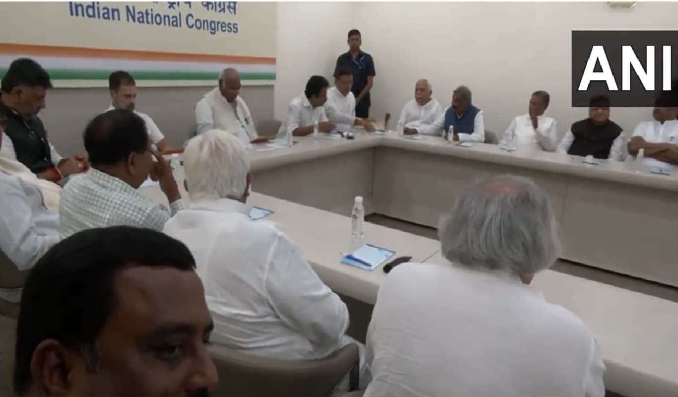 Lok Sabha Poll: खरगे और राहुल ने कांग्रेस नेताओं के साथ बनायी रणनीति, सिद्धारमैया और शिवकुमार संग गहन मंत्रणा Lok Sabha Poll: खरगे और राहुल ने कांग्रेस नेताओं के साथ बनायी रणनीति, सिद्धारमैया और शिवकुमार संग गहन मंत्रणा