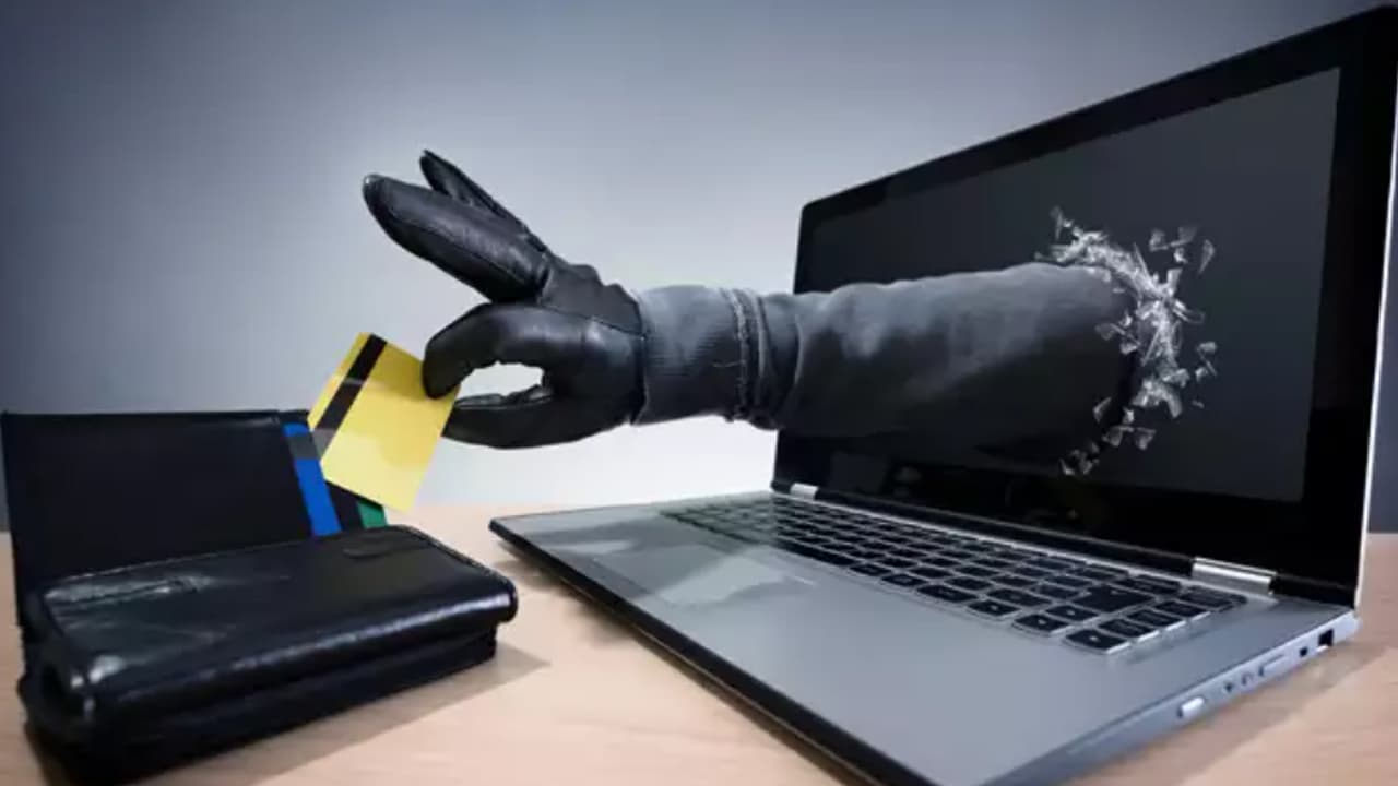 रजिस्टर्ड नंबर व अकाउंट बैलेंस की जानकारी को फ्रीज कर त्योहार में आपके पॉकेट पर डाका डाल रहे Cyber Hackers, भूल कर भी न करें ये गलती