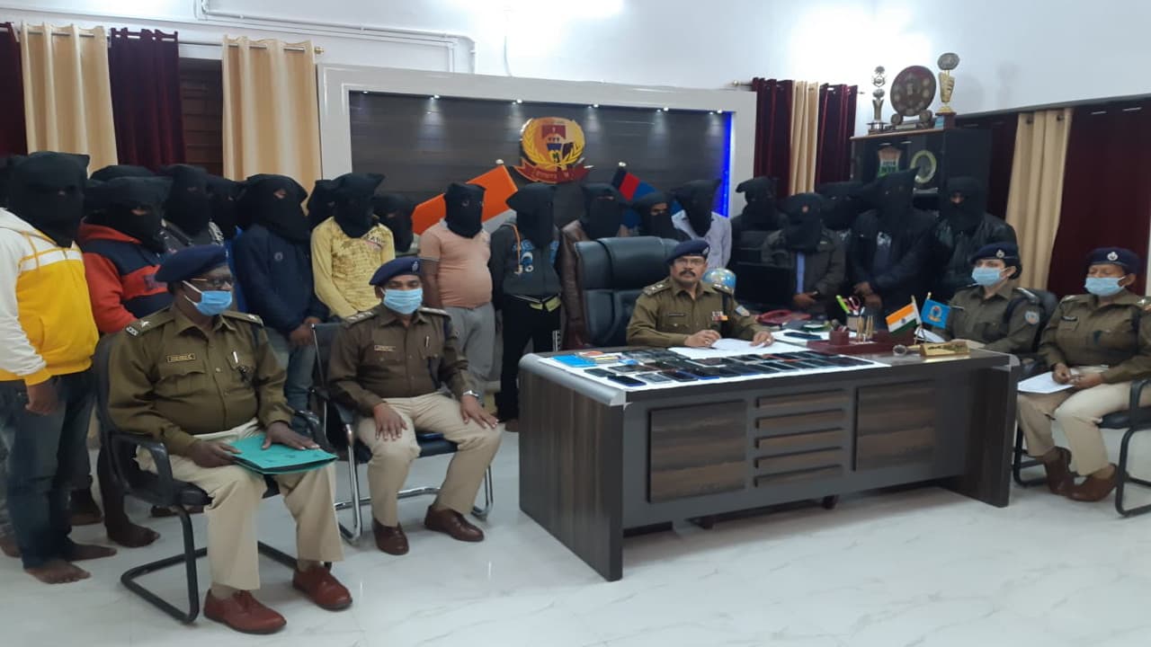 Jharkhand Cyber Crime News : साइबर क्रिमिनल के खिलाफ पुलिस ने छेड़ा अभियान, घर से दूर टेंट में छुप रहे हैं आरोपी, छापेमारी में 22 गिरफ्तार Jharkhand Cyber Crime News : साइबर क्रिमिनल के खिलाफ पुलिस ने छेड़ा अभियान, घर से दूर टेंट में छुप रहे हैं आरोपी, छापेमारी में 22 गिरफ्तार