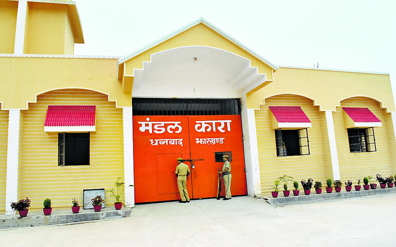 झारखंड: धनबाद जेल का जिला जज ने किया औचक निरीक्षण, जेल अधीक्षक को दिया ये निर्देश झारखंड: धनबाद जेल का जिला जज ने किया औचक निरीक्षण, जेल अधीक्षक को दिया ये निर्देश