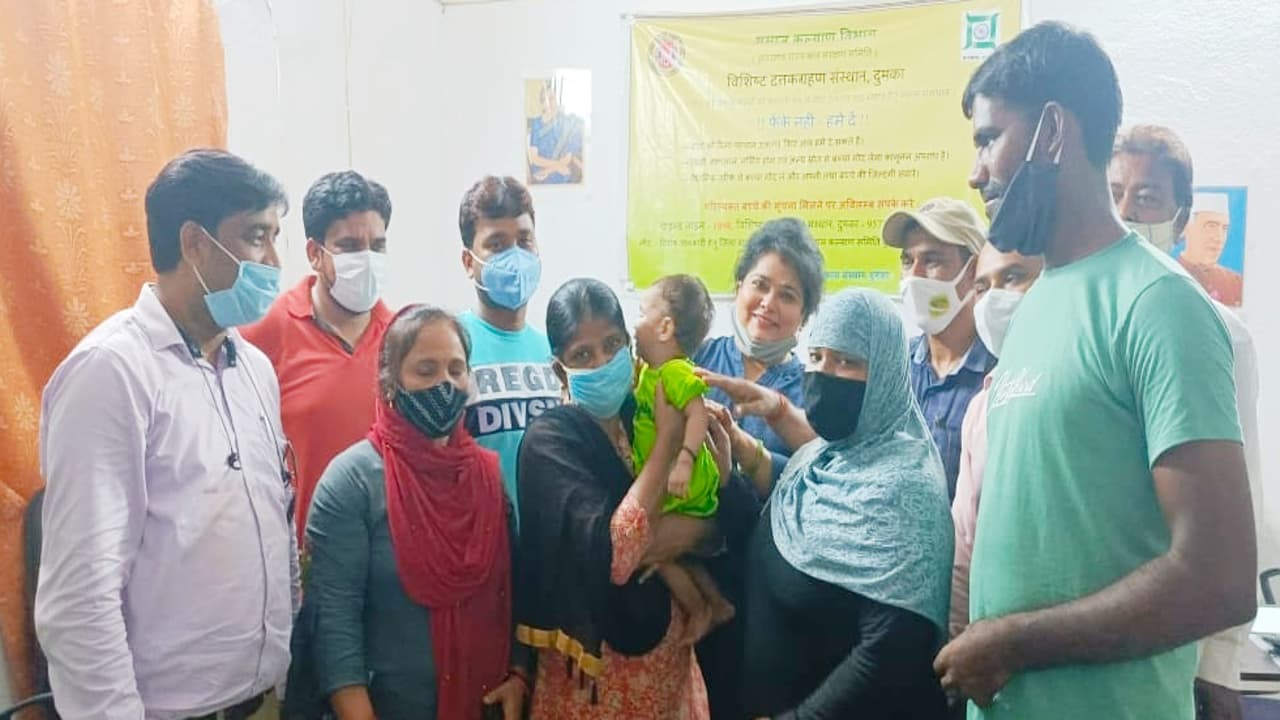 दुमका में जन्म के बाद छोड़ दी गयी बच्ची अब तेलंगाना के दंपती के गोद में भरेगी किलकारी दुमका में जन्म के बाद छोड़ दी गयी बच्ची अब तेलंगाना के दंपती के गोद में भरेगी किलकारी