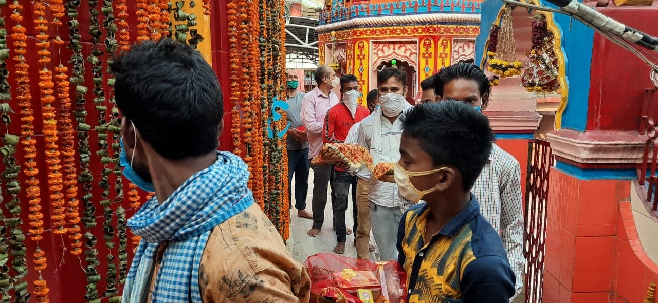 एक जनवरी को बिना मास्क मंदिर में नहीं मिलेगा प्रवेश, मंदिरों में कोविड-19 को लेकर विशेष तैयारी एक जनवरी को बिना मास्क मंदिर में नहीं मिलेगा प्रवेश, मंदिरों में कोविड-19 को लेकर विशेष तैयारी