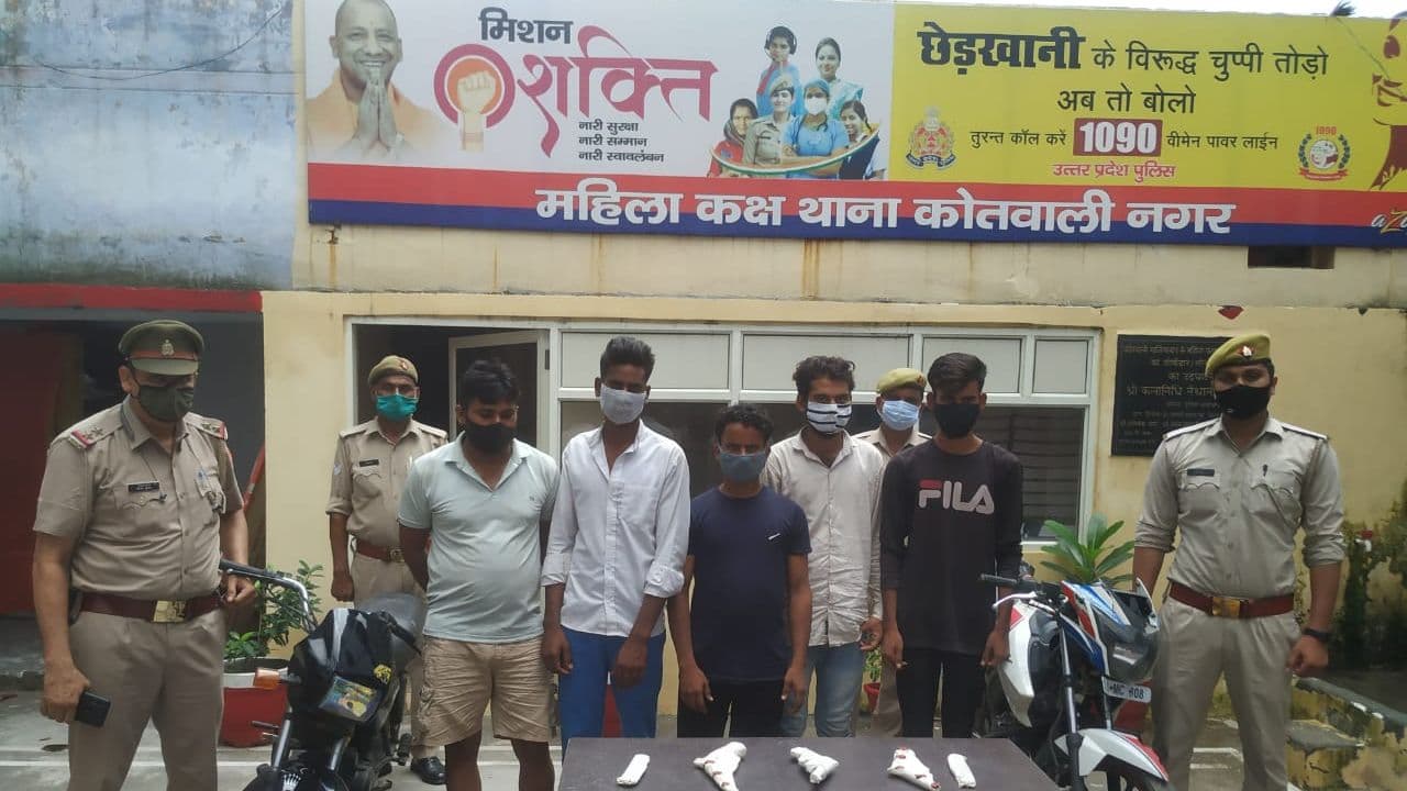 Ghaziabad: फेसबुक पर दोस्ती कर बनाया डकैती गिरोह, पुलिस ने पांच आरोपियों को पहुंचाया सलाखों के पीछे Ghaziabad: फेसबुक पर दोस्ती कर बनाया डकैती गिरोह, पुलिस ने पांच आरोपियों को पहुंचाया सलाखों के पीछे