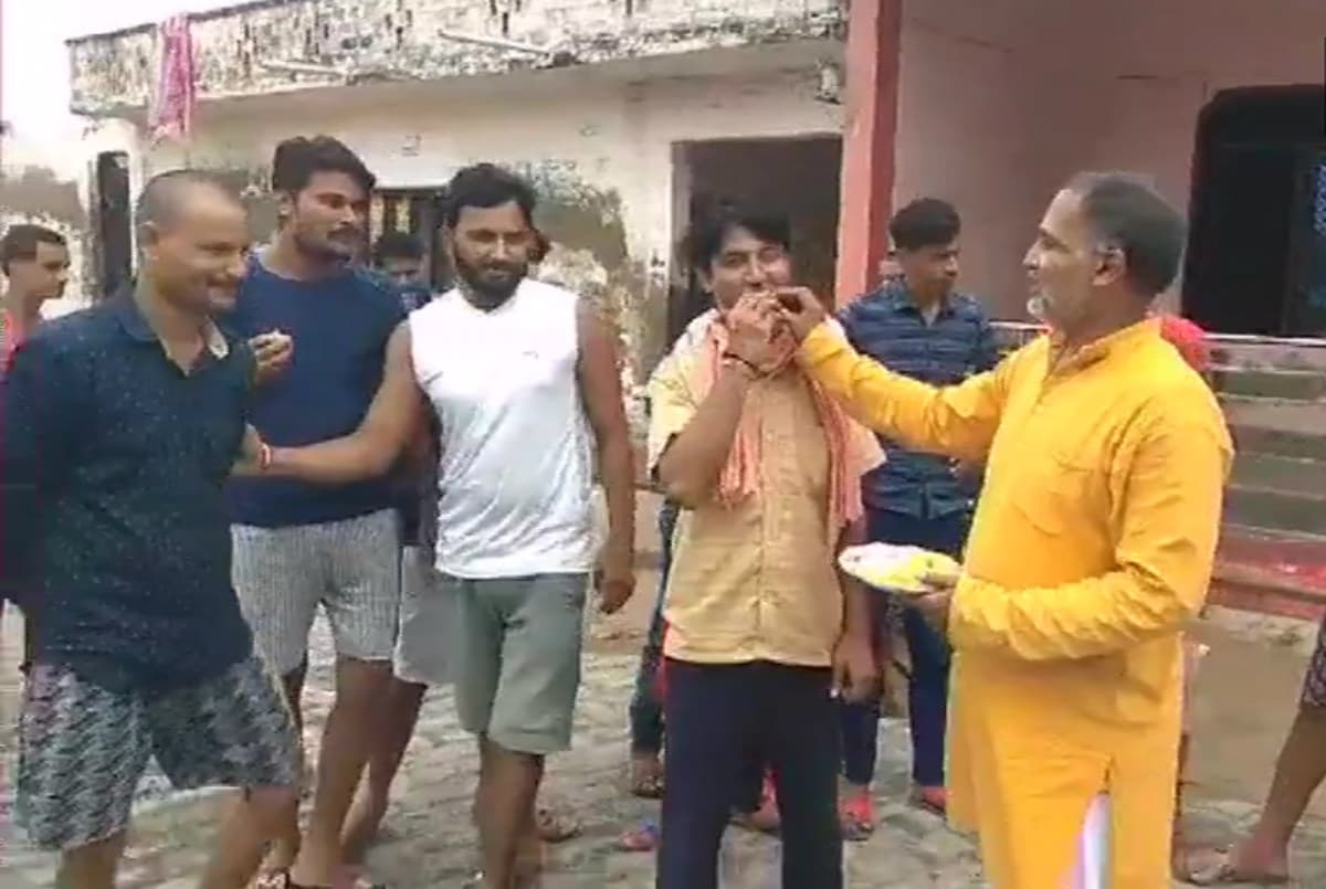 Vikas Dubey Encounter: गैंगस्टर के गांव में बांटी जा रही मिठाइयां, लोगों ने कहा- आतंक के युग का अंत हुआ Vikas Dubey Encounter: गैंगस्टर के गांव में बांटी जा रही मिठाइयां, लोगों ने कहा- आतंक के युग का अंत हुआ