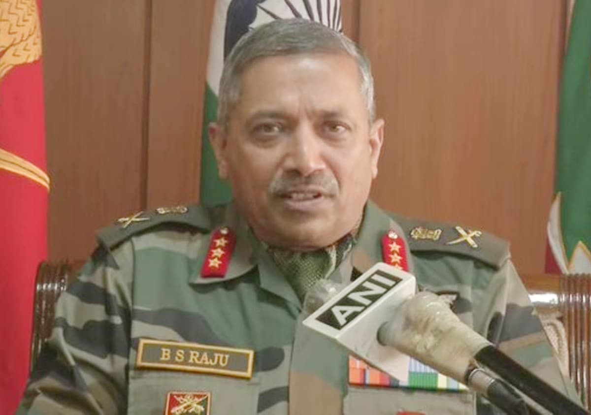 जम्मू-कश्मीर में भटके युवाओं को वापसी का मौका दे रही है सेना, 6 माह में 17 आतंकियों का आत्मसमर्पण जम्मू-कश्मीर में भटके युवाओं को वापसी का मौका दे रही है सेना, 6 माह में 17 आतंकियों का आत्मसमर्पण
