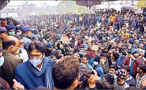एनटीपीसी के रिजल्ट में गड़बड़ी, बिहार में उग्र हुए छात्र, छह घंटे तक स्टेशन पर हंगामा, पांच ट्रेनें रद्द एनटीपीसी के रिजल्ट में गड़बड़ी, बिहार में उग्र हुए छात्र, छह घंटे तक स्टेशन पर हंगामा, पांच ट्रेनें रद्द