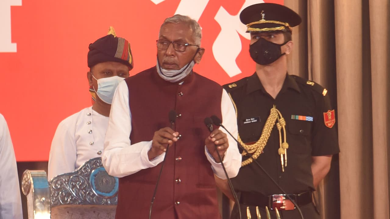 दिल्ली से लौटे राज्यपाल फागू चौहान, बिना मीडिया से बात किये एयरपोर्ट से राजभवन चले गये