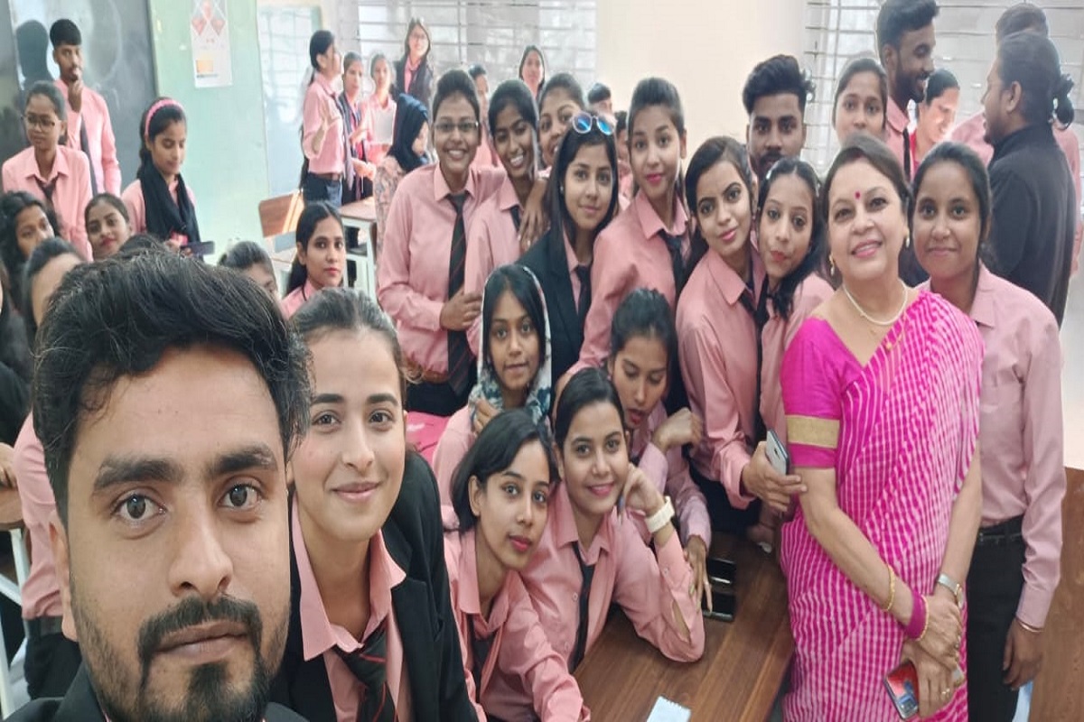 रांची का मारवाड़ी कॉलेज: फैशन डिजाइनिंग डिपार्टमेंट का शानदार प्रदर्शन, 12 स्टूडेंट्स को प्लेसमेंट, खिले चेहरे रांची का मारवाड़ी कॉलेज: फैशन डिजाइनिंग डिपार्टमेंट का शानदार प्रदर्शन, 12 स्टूडेंट्स को प्लेसमेंट, खिले चेहरे