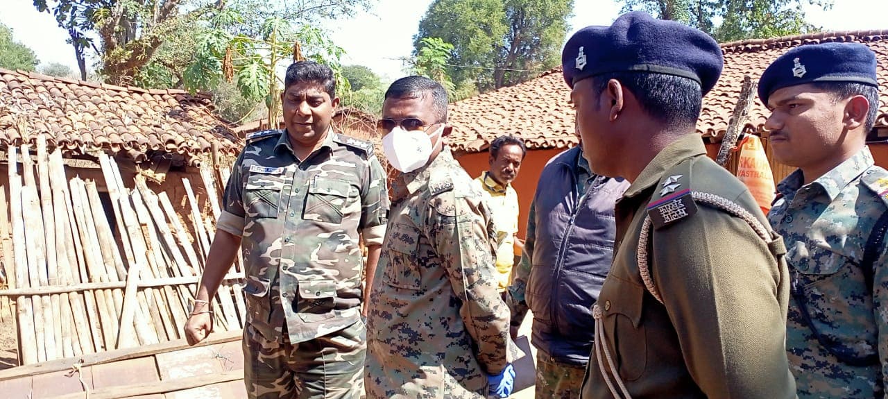 Jharkhand News : गुमला के कामडारा में नरसंहार, एक ही परिवार के पांच लोगों की निर्मम हत्या, हत्यारों ने बच्चे को भी नहीं छोड़ा Jharkhand News : गुमला के कामडारा में नरसंहार, एक ही परिवार के पांच लोगों की निर्मम हत्या, हत्यारों ने बच्चे को भी नहीं छोड़ा