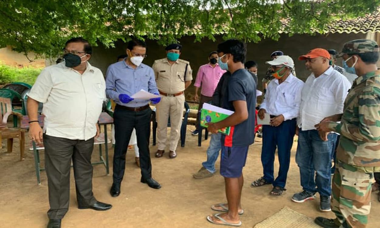 हर्राडीपा दुष्कर्म मामला : पीड़िता के परिवार से मिले डीसी-डीडीसी, ग्रामीणों की समस्याओं से हुए अवगत, गांव में सड़क बनाने का दिया निर्देश हर्राडीपा दुष्कर्म मामला : पीड़िता के परिवार से मिले डीसी-डीडीसी, ग्रामीणों की समस्याओं से हुए अवगत, गांव में सड़क बनाने का दिया निर्देश