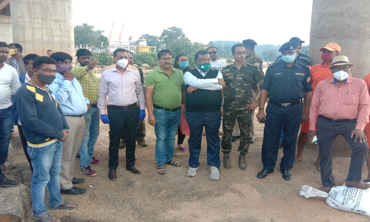 जाली व बोरा बांध के सहारे हीरादह नदी के तेज बहाव को मोड़ने की कोशिश, 3 युवकों का अब तक नहीं चला पता जाली व बोरा बांध के सहारे हीरादह नदी के तेज बहाव को मोड़ने की कोशिश, 3 युवकों का अब तक नहीं चला पता