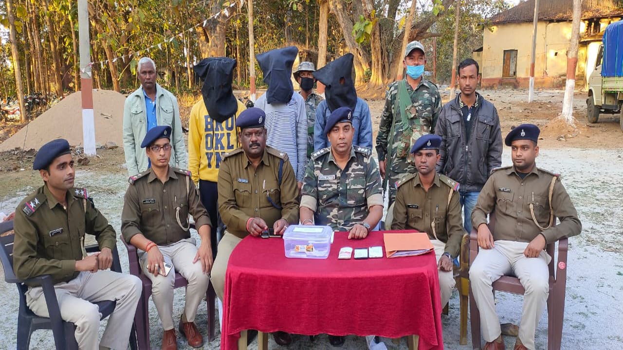 Jharkhand Crime News : रांची के होटवार जेल से PLFI कमांडर मांग रहे लेवी, गुमला में नक्सली समेत उसके सहयोगी की गिरफ्तारी से हुआ खुलासा Jharkhand Crime News : रांची के होटवार जेल से PLFI कमांडर मांग रहे लेवी, गुमला में नक्सली समेत उसके सहयोगी की गिरफ्तारी से हुआ खुलासा