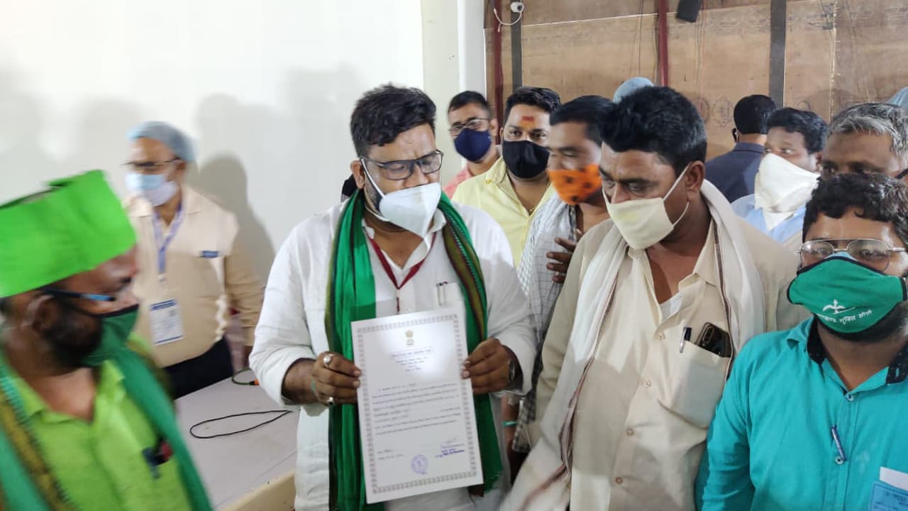 झारखंड के मंत्री हफीजुल हसन ने नौकरी छोड़ राजनीति में रखा कदम, विजयी के साथ बचायी पिता की विरासत, CM हेमंत सोरेन का भी बढ़ाया मान झारखंड के मंत्री हफीजुल हसन ने नौकरी छोड़ राजनीति में रखा कदम, विजयी के साथ बचायी पिता की विरासत, CM हेमंत सोरेन का भी बढ़ाया मान