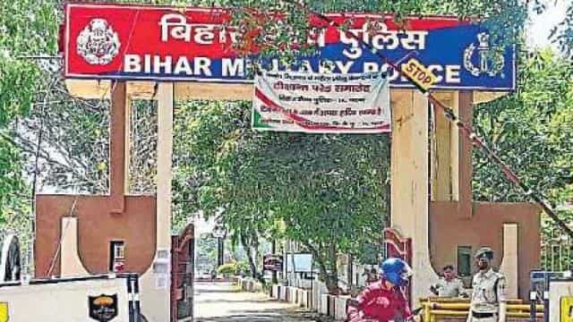 बिहार : चिलचिलाती धूप में भूखे खड़े जवान, पेड़ के नीचे स्वास्थ्य विभाग की टीम, ऐसे चल रही थी जांच बिहार : चिलचिलाती धूप में भूखे खड़े जवान, पेड़ के नीचे स्वास्थ्य विभाग की टीम, ऐसे चल रही थी जांच