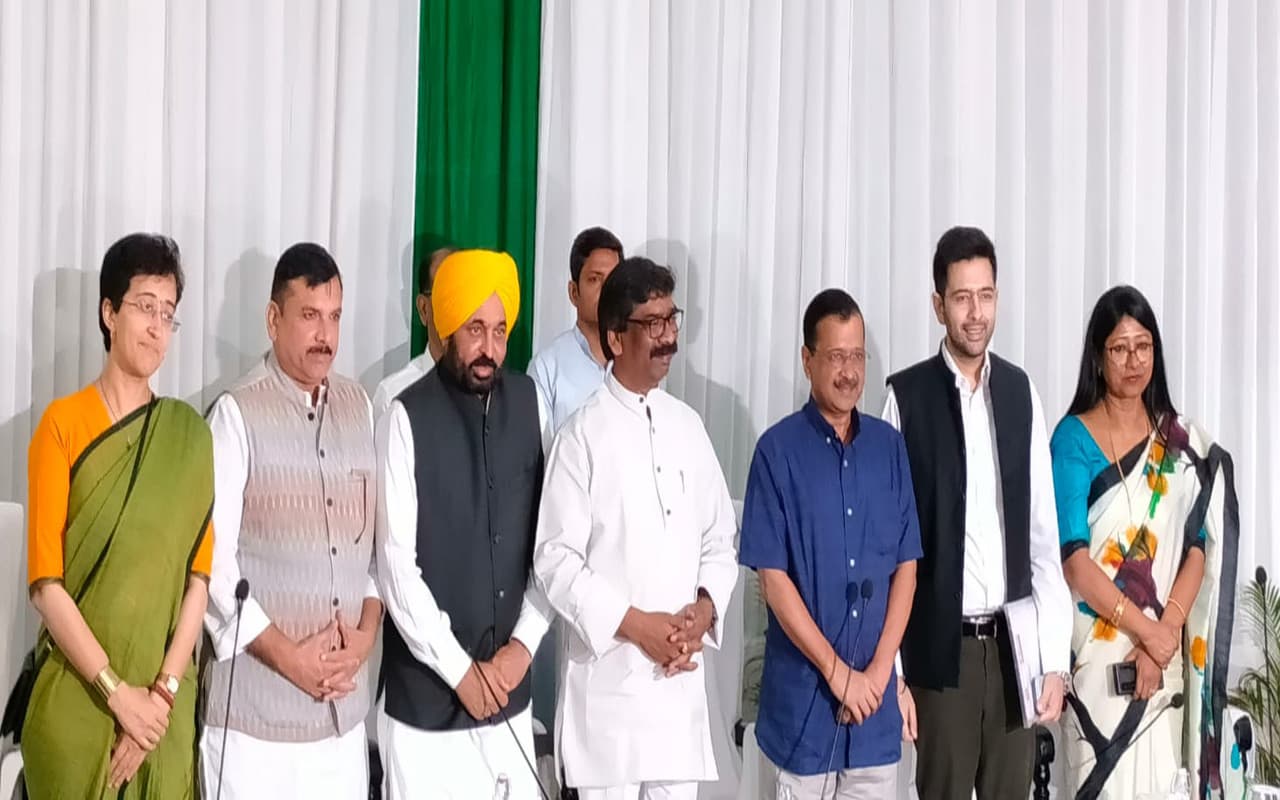 झारखंड : सीएम हेमंत सोरेन का केंद्र सरकार पर हमला, बोले- चुनी हुई सरकार को काम नहीं करने देना चाहती झारखंड : सीएम हेमंत सोरेन का केंद्र सरकार पर हमला, बोले- चुनी हुई सरकार को काम नहीं करने देना चाहती