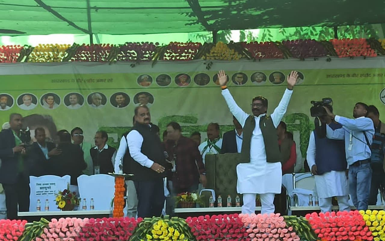 खतियानी जोहार यात्रा: पलामू में विपक्ष पर भड़के CM हेमंत, कहा- केंद्र की BJP सरकार ED और CBI को लगाया खतियानी जोहार यात्रा: पलामू में विपक्ष पर भड़के CM हेमंत, कहा- केंद्र की BJP सरकार ED और CBI को लगाया