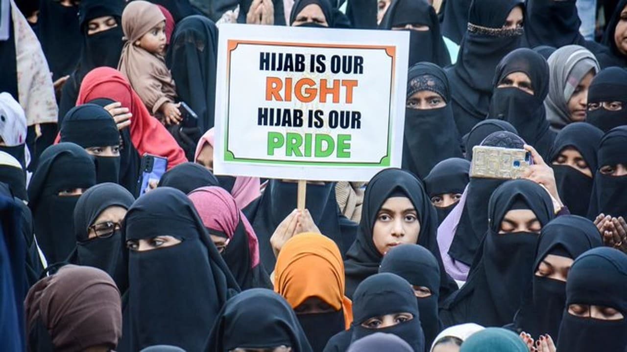 हिजाब पर बैन लगाना मुसलमानों के खिलाफ सरकारी बाबुओं का हथकंडा, SC में वरिष्ठ वकील दुष्यंत दवे ने दी दलील हिजाब पर बैन लगाना मुसलमानों के खिलाफ सरकारी बाबुओं का हथकंडा, SC में वरिष्ठ वकील दुष्यंत दवे ने दी दलील