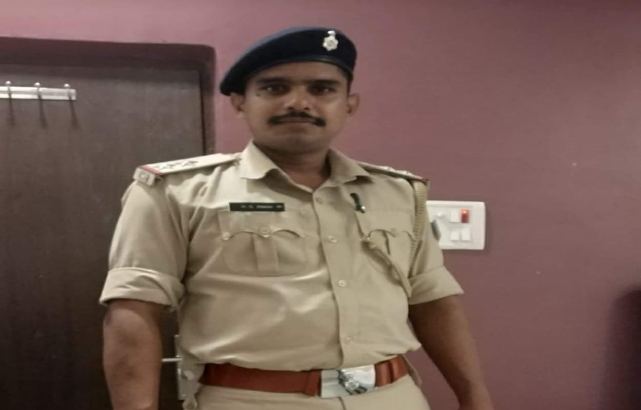 प्रभार के 7 घंटे के अंदर शराब पीने के आरोप में डाड़ीकला थानेदार सस्पेंड, जमादार भी निलंबित प्रभार के 7 घंटे के अंदर शराब पीने के आरोप में डाड़ीकला थानेदार सस्पेंड, जमादार भी निलंबित