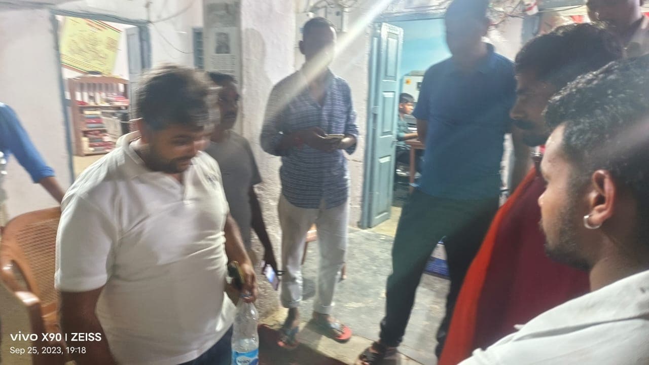 बिहारः दरभंगा में अपराधियों ने आभूषण व्यवसायी से 12.48 लाख के जेवरात लूटे बिहारः दरभंगा में अपराधियों ने आभूषण व्यवसायी से 12.48 लाख के जेवरात लूटे