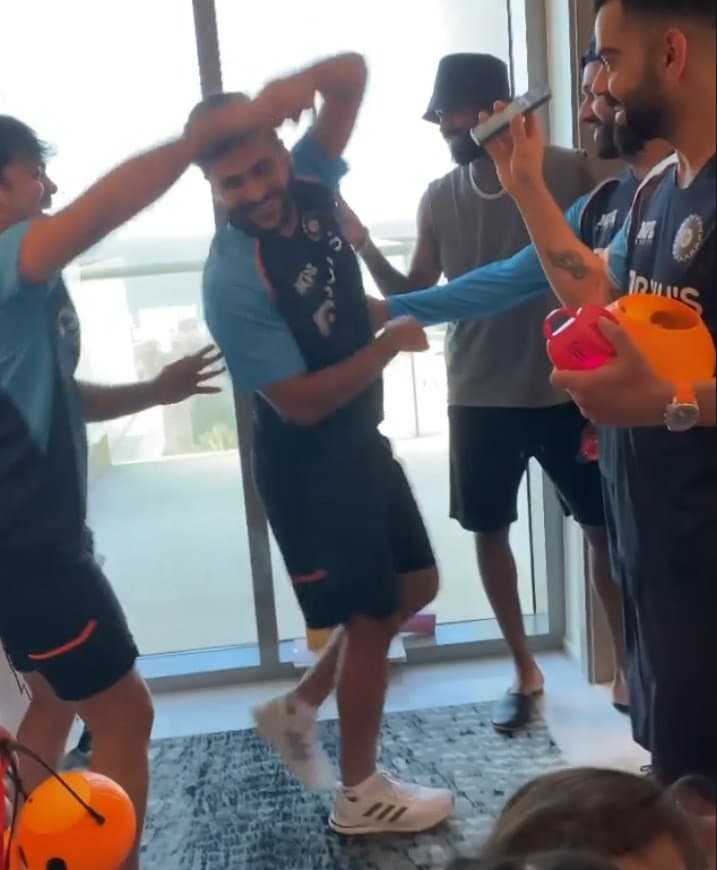 IND vs NZ: मैच से पहले कप्तान कोहली के गाने पर शार्दुल ठाकुर के साथ ईशान किशन ने किया कपल डांस, वीडियो वायरल IND vs NZ: मैच से पहले कप्तान कोहली के गाने पर शार्दुल ठाकुर के साथ ईशान किशन ने किया कपल डांस, वीडियो वायरल