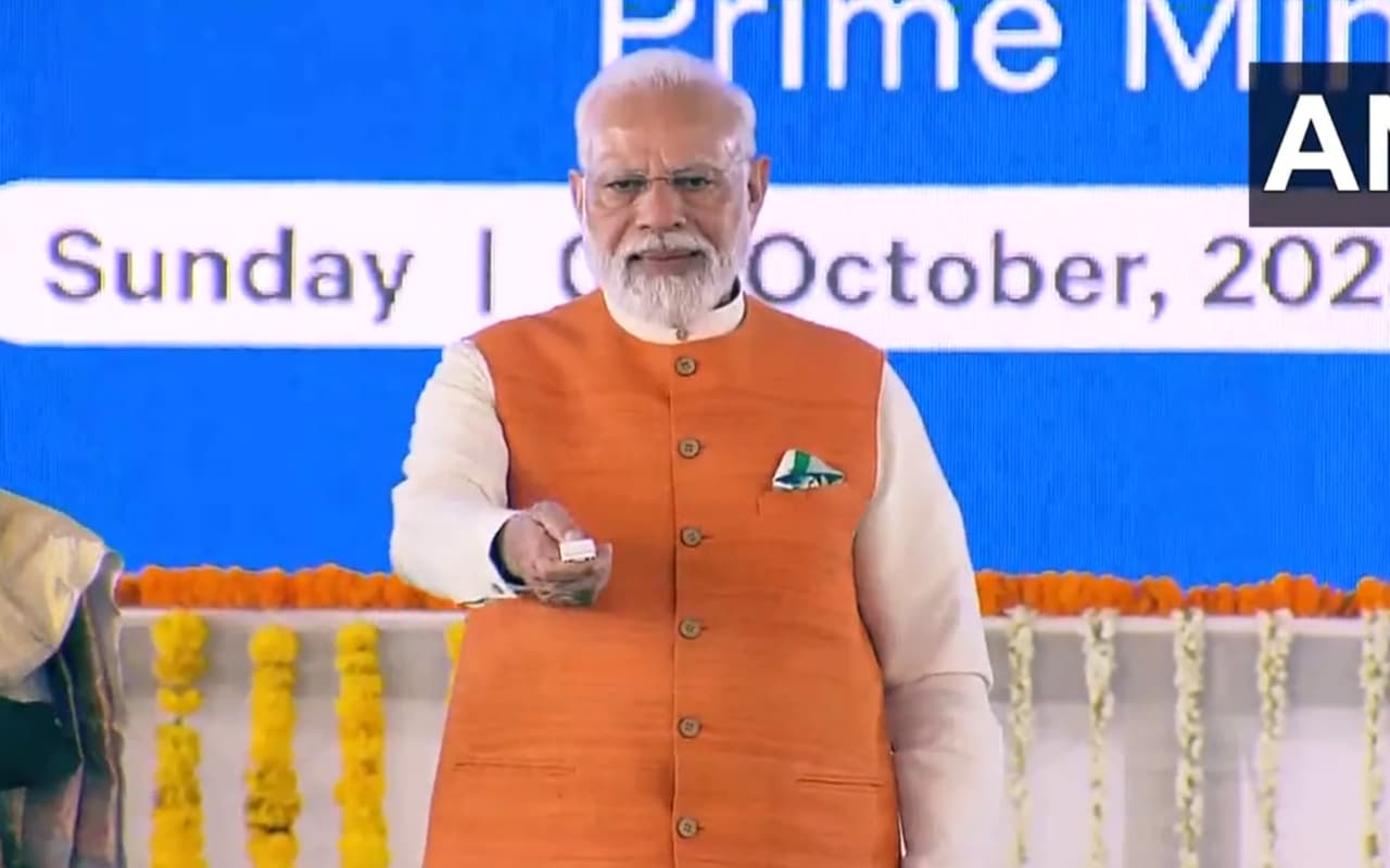 पीएम मोदी ने तेलंगाना में इन 5 बड़े प्रोजेक्ट की रखी नींव, दी 13,500 करोड़ की सौगात पीएम मोदी ने तेलंगाना में इन 5 बड़े प्रोजेक्ट की रखी नींव, दी 13,500 करोड़ की सौगात