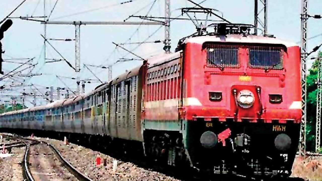 रेल यात्रियों के लिए आरा स्टेशन पर बढ़ा ट्रेन स्टॉपेज का समय, कल से श्रमजीवी समेत 8 ट्रेनें पांच मिनट रुकेंगी रेल यात्रियों के लिए आरा स्टेशन पर बढ़ा ट्रेन स्टॉपेज का समय, कल से श्रमजीवी समेत 8 ट्रेनें पांच मिनट रुकेंगी