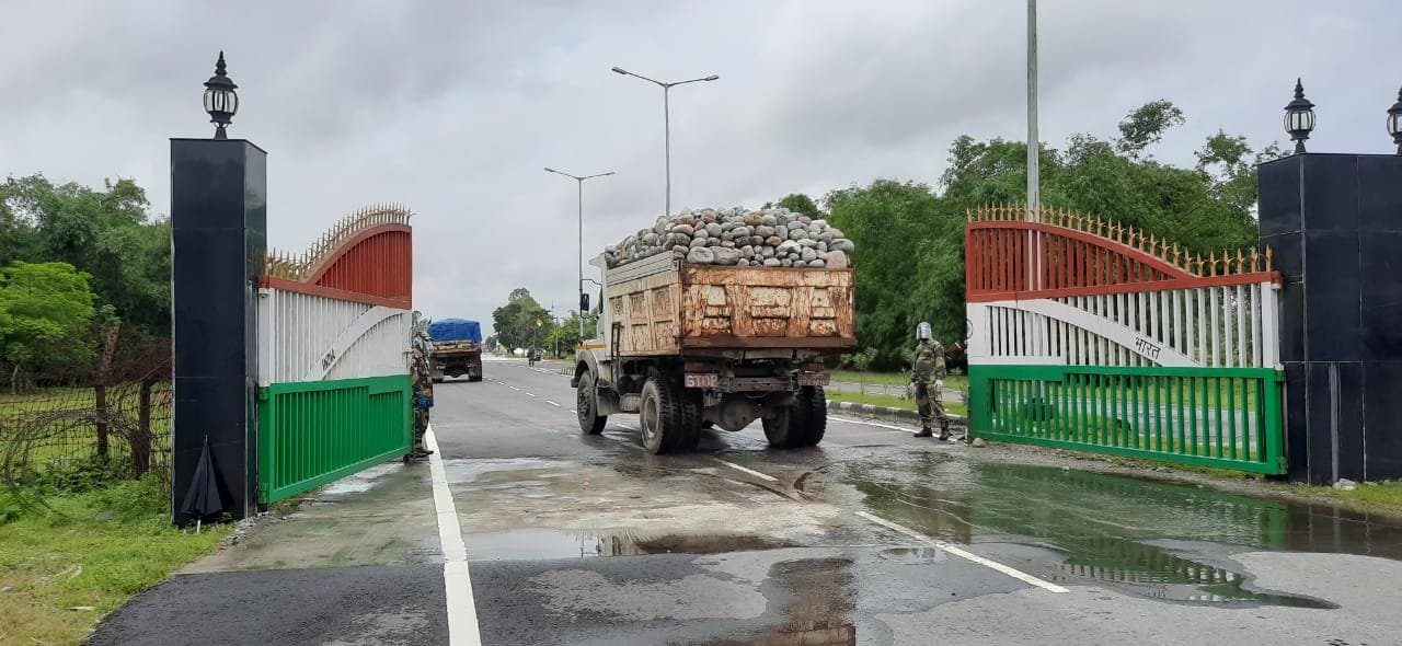 तेजी से बढ़ते कोरोना संक्रमण के बीच ममता बनर्जी की सरकार ने खोल दी भारत-बांग्लादेश की सीमा