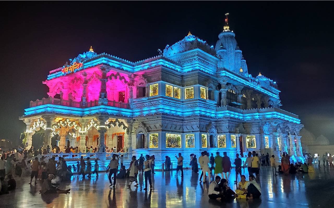 Krishna Janmashtami 2023 के मौके पर घूमें मथुरा-वृंदावन की इन गलियों में, यहां के फेमस फूड्स का भी लें स्वाद Krishna Janmashtami 2023 के मौके पर घूमें मथुरा-वृंदावन की इन गलियों में, यहां के फेमस फूड्स का भी लें स्वाद