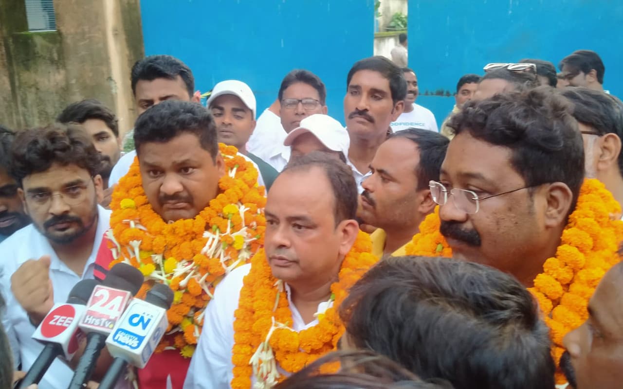 कोलकाता कैश कांड : झारखंड कांग्रेस के 3 विधायकों ने कहा- हमारे साथ हुआ साजिश कोलकाता कैश कांड : झारखंड कांग्रेस के 3 विधायकों ने कहा- हमारे साथ हुआ साजिश