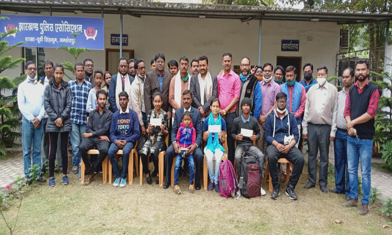 झारखंड पुलिस एसोसिएशन से जुड़े पुलिसकर्मी संतोष ने इंटर स्टेट टॉपर नंदिता का सपना किया पूरा, दिल्ली यूनिवर्सिटी में कराया दाखिला झारखंड पुलिस एसोसिएशन से जुड़े पुलिसकर्मी संतोष ने इंटर स्टेट टॉपर नंदिता का सपना किया पूरा, दिल्ली यूनिवर्सिटी में कराया दाखिला