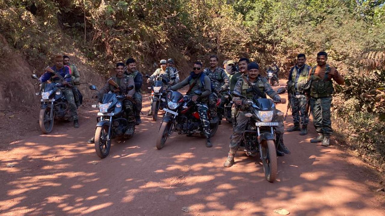 Jharkhand News: नक्सलियों के आने की सूचना पर उसके गढ़ में घुसी गुमला और लोहरदगा जिला की पुलिस, चला सर्च ऑपरेशन Jharkhand News: नक्सलियों के आने की सूचना पर उसके गढ़ में घुसी गुमला और लोहरदगा जिला की पुलिस, चला सर्च ऑपरेशन