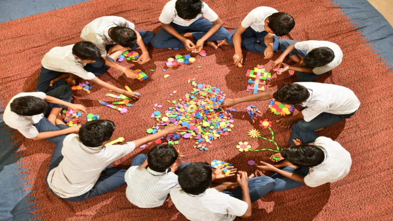 National Parents Day 2021 : गरीब परिजनों का समर्पण ऐसा कि बच्चों के लिए बदल दी अपनी जिंदगी National Parents Day 2021 : गरीब परिजनों का समर्पण ऐसा कि बच्चों के लिए बदल दी अपनी जिंदगी