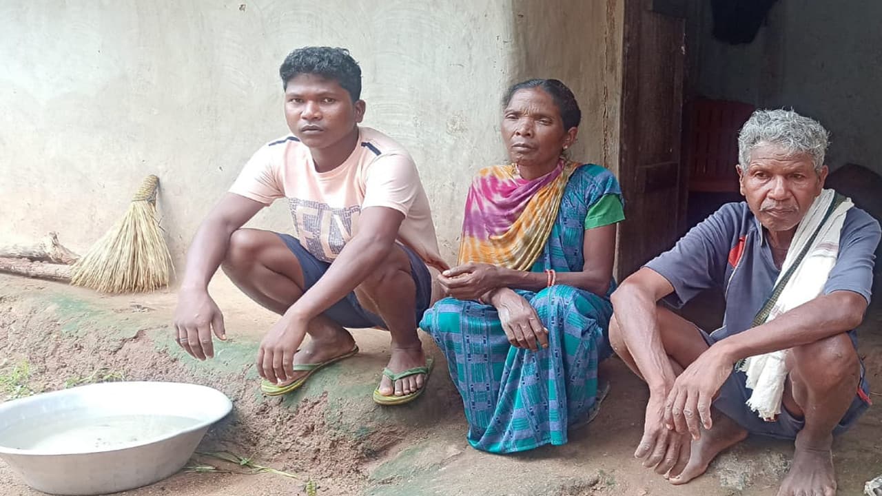 मात्र 75 हजार में शहीद तेलंगा खड़िया के परपोता ने एक एकड़ जमीन रखा बंधक, पेंशन के लिए दर्जनों बार किया आवेदन मात्र 75 हजार में शहीद तेलंगा खड़िया के परपोता ने एक एकड़ जमीन रखा बंधक, पेंशन के लिए दर्जनों बार किया आवेदन