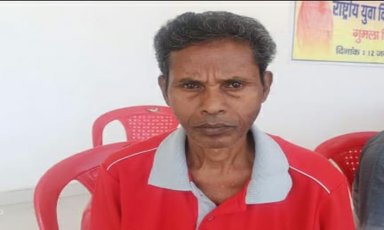 कभी ट्रैक पर फर्राटेदार दौड़ लगाने वाले गुमला के नेशनल एथलीट कार्तिक आज मजदूरी करने को बेबस, जानें कैसे हुई ऐसी हालत कभी ट्रैक पर फर्राटेदार दौड़ लगाने वाले गुमला के नेशनल एथलीट कार्तिक आज मजदूरी करने को बेबस, जानें कैसे हुई ऐसी हालत