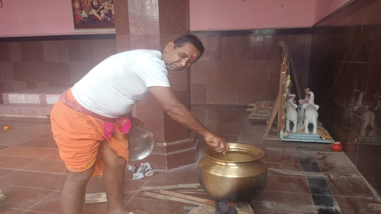 बाबा मंदिर में गंगाजल से बनने वाली खिचड़ी भोग की परंपरा है वर्षों पुरानी, जानें इसकी महत्ता बाबा मंदिर में गंगाजल से बनने वाली खिचड़ी भोग की परंपरा है वर्षों पुरानी, जानें इसकी महत्ता
