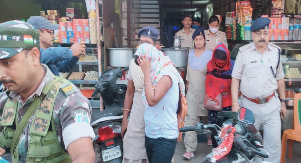 कोडरमा में सेक्स रैकेट की सूचना पर होटल में छापामारी, युवती के साथ पकड़ाये 2 युवक,जानें युवती का बंगाल कनेक्शन कोडरमा में सेक्स रैकेट की सूचना पर होटल में छापामारी, युवती के साथ पकड़ाये 2 युवक,जानें युवती का बंगाल कनेक्शन