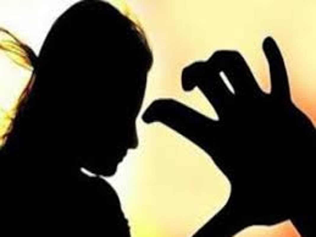 Aligarh News: शादी का झांसा देकर करता रहा यौन शोषण, गैंगरेप में पीएसी सिपाही समेत 2 भेजे जेल Aligarh News: शादी का झांसा देकर करता रहा यौन शोषण, गैंगरेप में पीएसी सिपाही समेत 2 भेजे जेल