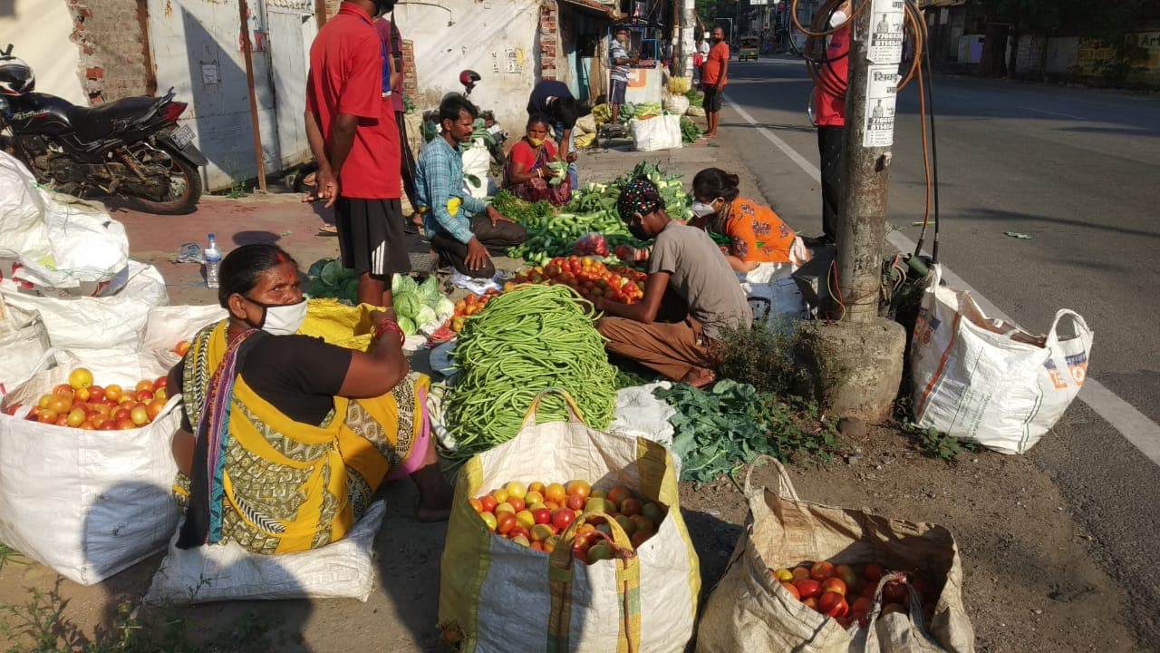 चक्रवाती तूफान यास से किसानों को नुकसान, खेतों में भरा पानी, महंगी होने लगी हरी सब्जियां, जानें इनकी कीमत चक्रवाती तूफान यास से किसानों को नुकसान, खेतों में भरा पानी, महंगी होने लगी हरी सब्जियां, जानें इनकी कीमत