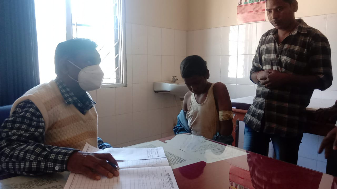 Jharkhand News : लाेहरदगा में 8 बच्चों पर भालू ने किया हमला, सदर हॉस्पिटल रेफर, जानें क्या है पूरा मामला Jharkhand News : लाेहरदगा में 8 बच्चों पर भालू ने किया हमला, सदर हॉस्पिटल रेफर, जानें क्या है पूरा मामला