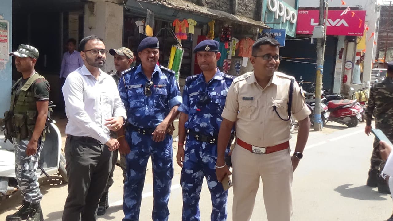 Jharkhand News: झारखंड के लोहरदगा में 6 दिनों बाद बहाल हुई इंटरनेट सेवा, सुरक्षा के हैं पुख्ता इंतजाम Jharkhand News: झारखंड के लोहरदगा में 6 दिनों बाद बहाल हुई इंटरनेट सेवा, सुरक्षा के हैं पुख्ता इंतजाम