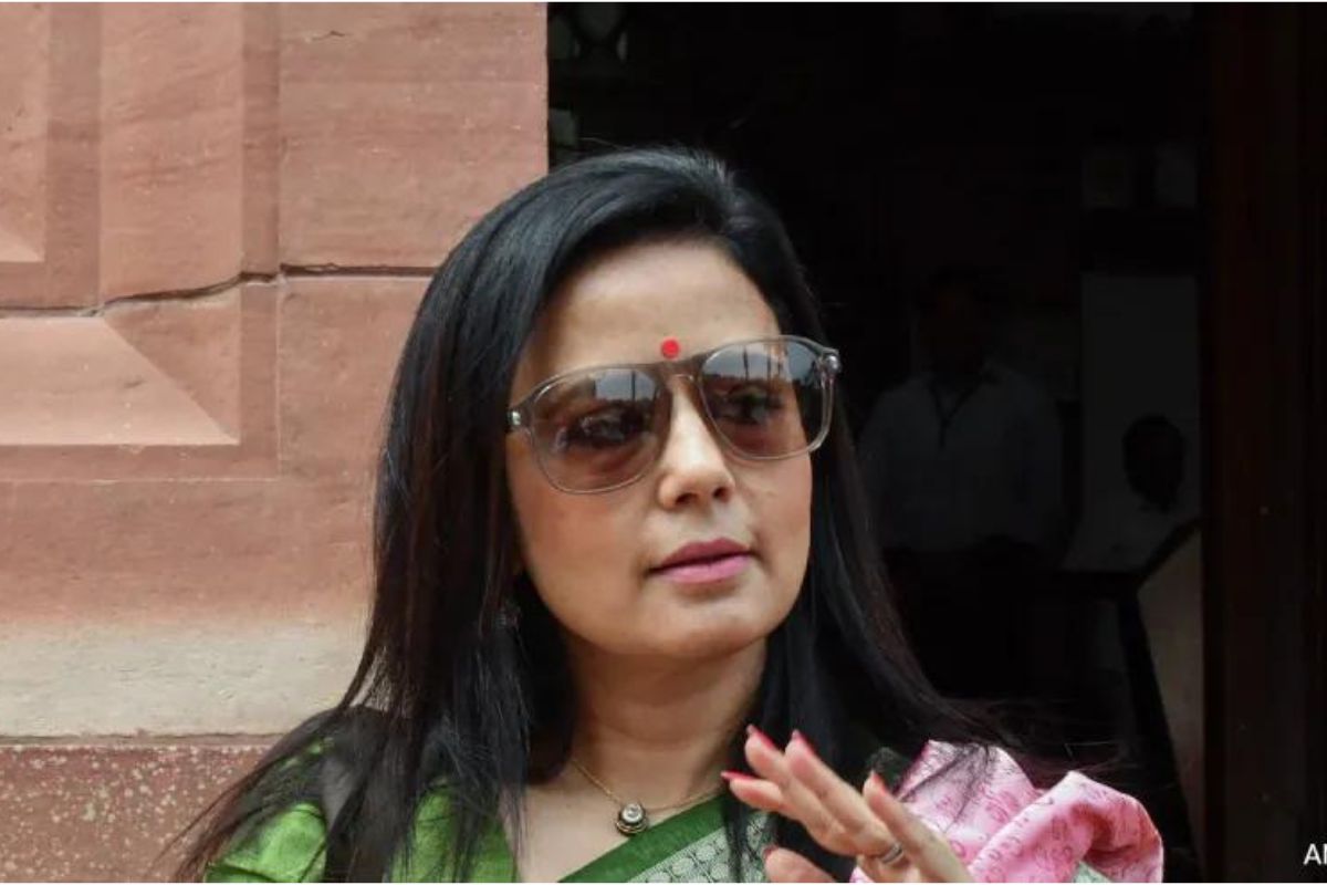 Apple पर आया अलर्ट, केन्द्र सरकार मेरा फोन, ईमेल हैक करने की कर रही है कोशिश : महुआ मोइत्रा