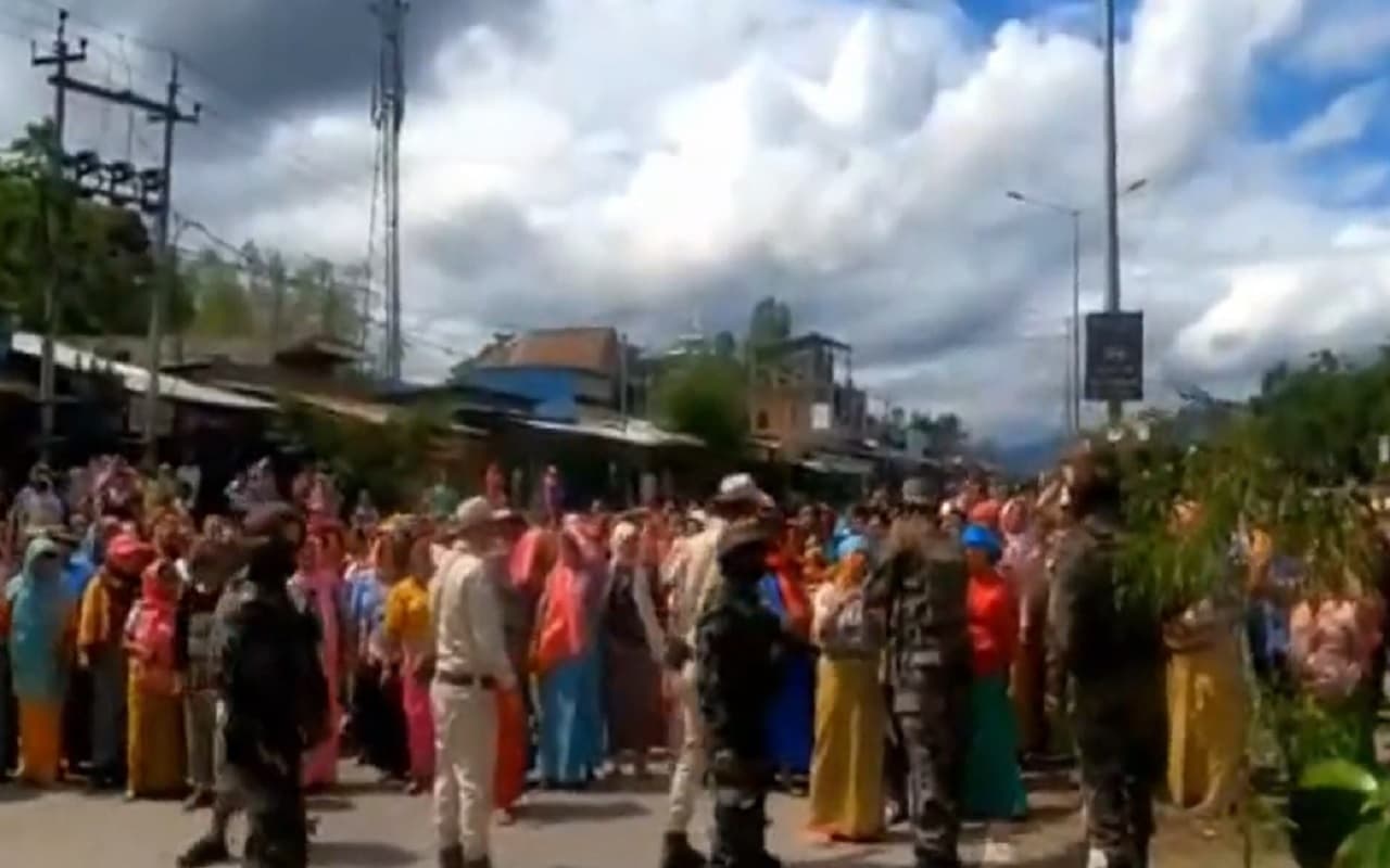 Manipur Violence: मणिपुर में सेना के लिए बड़ी चुनौती साबित हो रहीं महिलाएं, जानबूझकर सड़क कर रहीं ब्लॉक Manipur Violence: मणिपुर में सेना के लिए बड़ी चुनौती साबित हो रहीं महिलाएं, जानबूझकर सड़क कर रहीं ब्लॉक