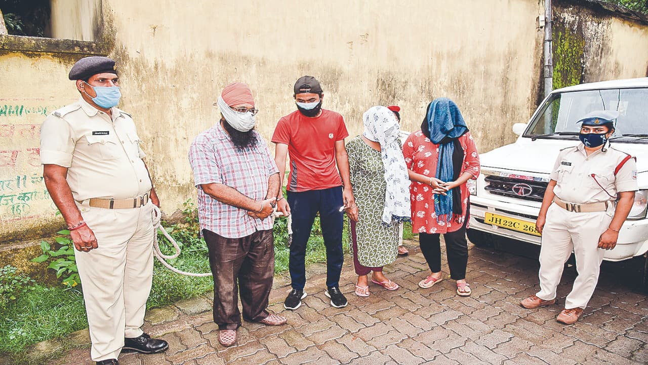 फरार टोनी की गिरफ्तारी के लिए पुलिस की छापेमारी, जमशेदपुर में मदर टेरेसा वेलफेयर ट्रस्ट के फंड के दुरुपयोग की होगी जांच, ट्रस्ट संचालक समेत चार गये जेल फरार टोनी की गिरफ्तारी के लिए पुलिस की छापेमारी, जमशेदपुर में मदर टेरेसा वेलफेयर ट्रस्ट के फंड के दुरुपयोग की होगी जांच, ट्रस्ट संचालक समेत चार गये जेल